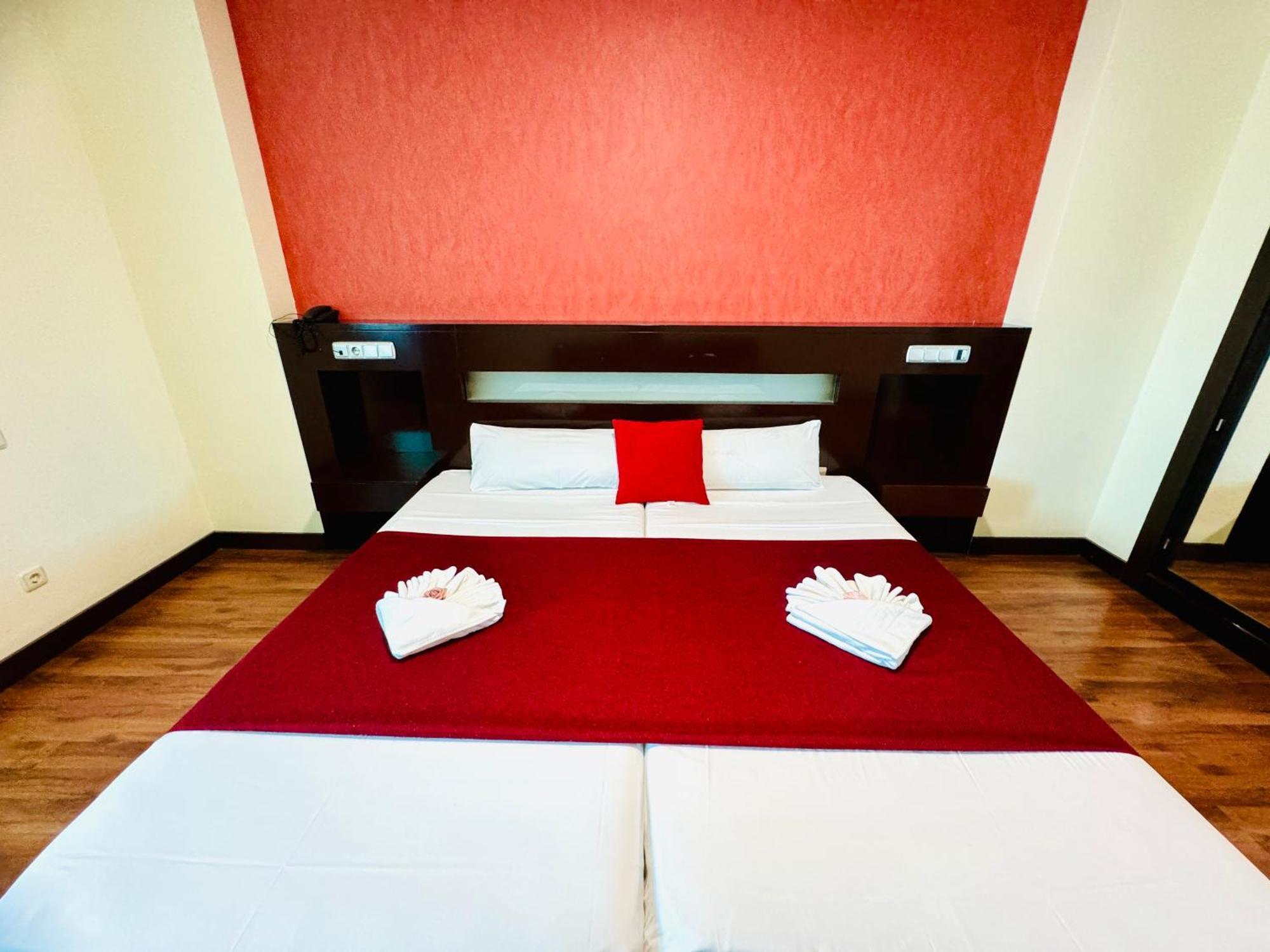 Hotel La Cantuena à Parla Extérieur photo